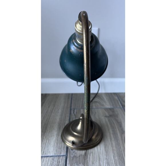 VINTAGE Curved Ark Crescent Arm Brass Lamp Green Metal Shade Banker Desk Lamp - Picture 5 of 11
